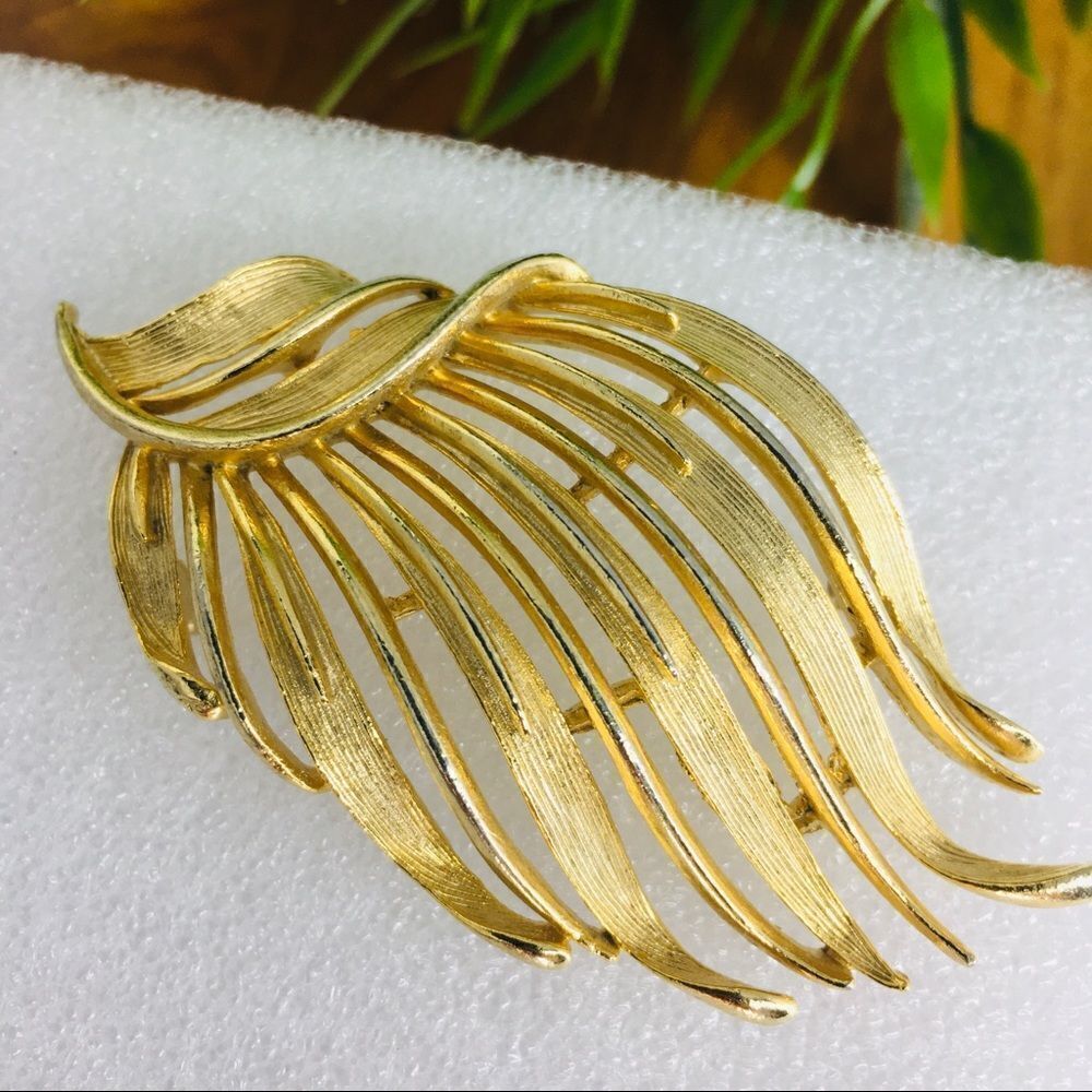 Vintage LISNER Brushed Matte Flower Leaf Brooch 4265